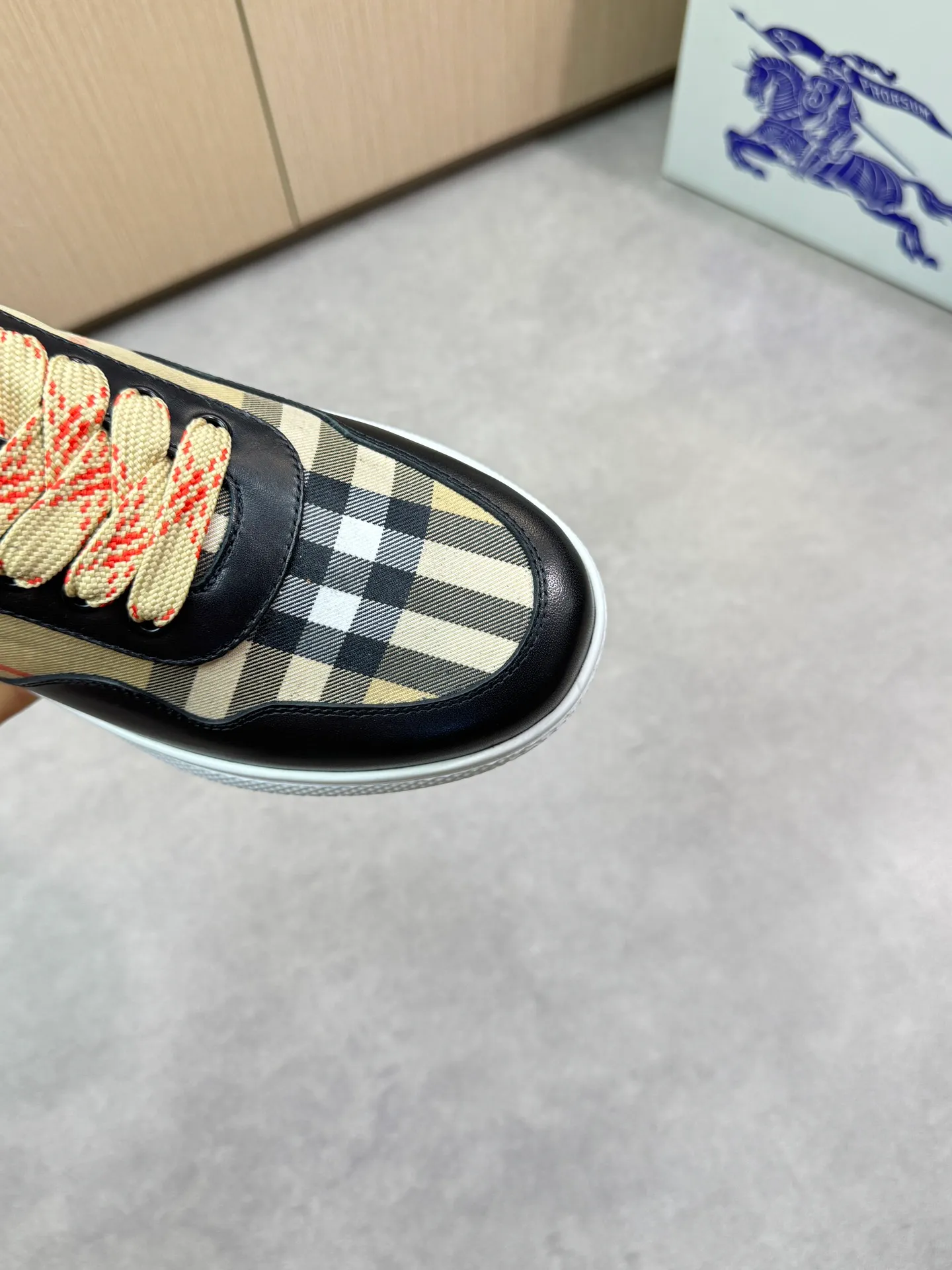 Men's shoes 💰P420💰[BURBERRY] Burberry - High-end quality original 🔍🔍🔍casual sports sneakers - Upper: imported 🔝 Napa calfskin, brand totem cloth, tongue brand cloth label - Lining: brand canvas, foot pad; water-dyed cowhide - Outsole: ultra-light TPR rubber; two-color molded outsole -Ultra-high quality control and fine workmanship: outstanding (high-end, extravagance, class) -Size: 38-44 (45 for men, can be customized)